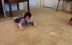 Baby Trying To Crawl - Kids - VIDEOTIME.COM