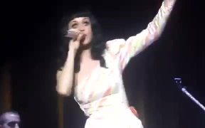 Katy Perry Flute Fail