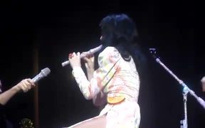 Katy Perry Flute Fail