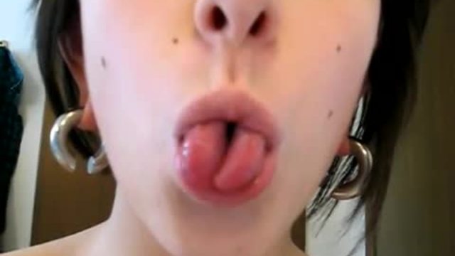Смотрите видео Split Tongue Chick! 