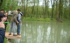 Bungee Into The Lake Prank - Fun - VIDEOTIME.COM