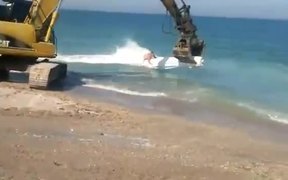 Excavator Surfing - Fun - VIDEOTIME.COM
