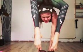 A Girl Puts Glasses On With Legs - Fun - VIDEOTIME.COM