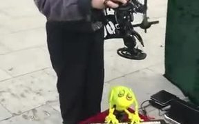 Modern Puppeteer With Modern Puppet - Fun - VIDEOTIME.COM