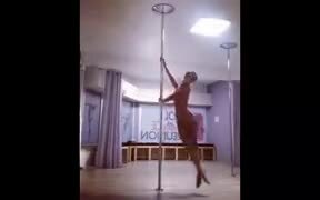 Pole Dancing Taken To Artistic Levels - Fun - VIDEOTIME.COM