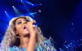 A Girl At The Beyonce Concert Sings Amazing - Fun - VIDEOTIME.COM