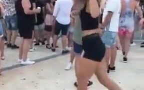 Girl Shows Off Some Amazing Dance Moves - Fun - VIDEOTIME.COM