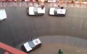 India's Stuntmen In The Wall Of Death - Tech - VIDEOTIME.COM