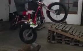 Absolutely Amazing Trials Bike Rider! - Fun - VIDEOTIME.COM