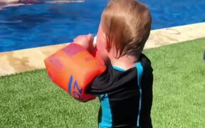 Baby Trying To Eat Banana While Wearing Floaties - Kids - VIDEOTIME.COM