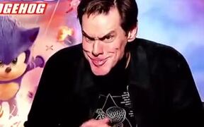 Jim Carrey Makes The Grinch Expression!