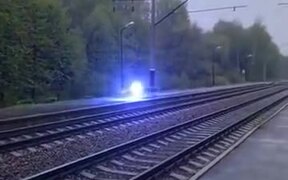 Weird Ball Of Lightning! - Fun - VIDEOTIME.COM