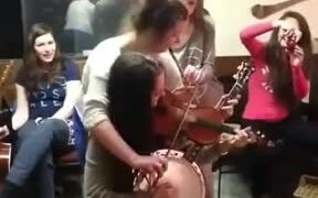 When Musicians Scratch Each Other's Back - Fun - VIDEOTIME.COM