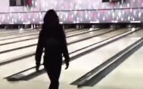 How Master Bowlers Play - Fun - VIDEOTIME.COM