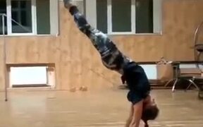 A Girl With An Amazingly Strong Spine - Sports - VIDEOTIME.COM