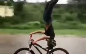 Australian Guy Riding A Bike In The Rain - Sports - VIDEOTIME.COM