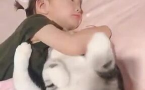 Cat Enjoying Sleeping With Little Girl - Animals - VIDEOTIME.COM