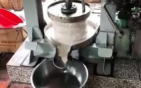 Hydraulic Coconut Milking Machine - Tech - VIDEOTIME.COM