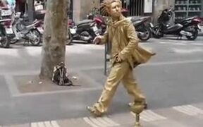 The Amazing Human Golden Statue - Fun - VIDEOTIME.COM