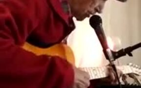 Old Man Sings In An Incredible Voice - Fun - VIDEOTIME.COM
