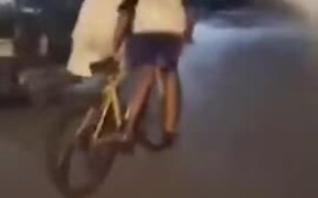 When You Both Want To Ride The Bicycle - Fun - VIDEOTIME.COM