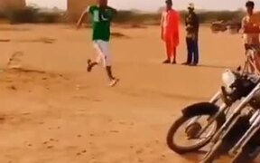 Guy Jumps Across 4.5 Meters Over 11 Motorcycles - Fun - VIDEOTIME.COM