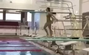 Clearly Not The Way To Dive - Sports - VIDEOTIME.COM