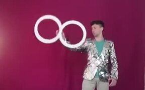 Unbelievable Hypnotic One-Handed Trick
