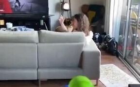Woman's Instincts And Reaction Times Are On Point - Fun - VIDEOTIME.COM