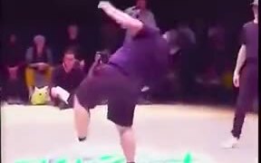  Big Dude Sure Knows Some Amazing Dance Moves - Fun - VIDEOTIME.COM