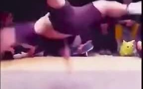  Big Dude Sure Knows Some Amazing Dance Moves