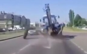 Excavator On Road Loses Rear Wheel - Tech - VIDEOTIME.COM