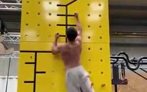 Upper Body Strength Go Brrr - Sports - VIDEOTIME.COM