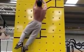 Upper Body Strength Go Brrr - Sports - VIDEOTIME.COM