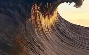 Massive Wave Touches The Boughs Of The Clouds - Fun - VIDEOTIME.COM