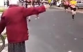 Grandma High Fives Everyone During The Marathon - Fun - VIDEOTIME.COM