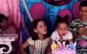 Two Toddler Girls Fight At A Birthday Party - Kids - VIDEOTIME.COM