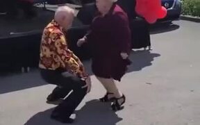 Sweet Old Couple Dances, True Relationship Goals - Fun - VIDEOTIME.COM