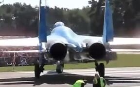 Ducking Down Behind A Jet Engine Doesn't Do Much - Tech - VIDEOTIME.COM
