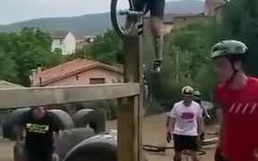 Absolutely Unimaginable Trials Bike Stunt - Sports - VIDEOTIME.COM