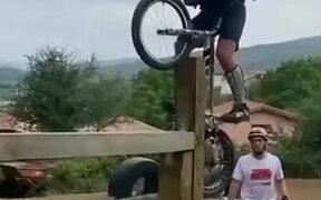 Absolutely Unimaginable Trials Bike Stunt - Sports - VIDEOTIME.COM