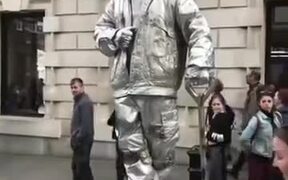 Street Performer Does An Amazing Performance