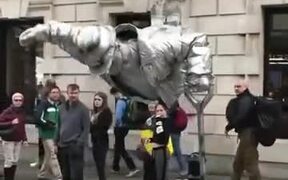 Street Performer Does An Amazing Performance - Fun - VIDEOTIME.COM