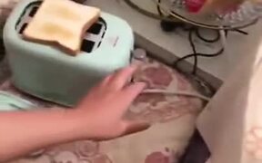 When You Have No Idea How To Use A Toaster - Fun - VIDEOTIME.COM