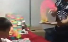 Slinky Seller Shows Off His Skills