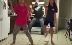 Dad Shows His Girls How To Dance - Fun - VIDEOTIME.COM