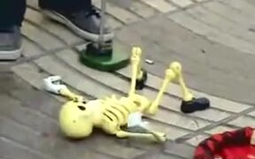 Skeleton Street Show - Fun - VIDEOTIME.COM