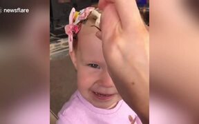 2 Toddlers With 2 Hilarious Views On Hair Clips