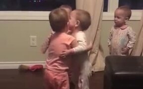 Endless Hugs - Kids - VIDEOTIME.COM