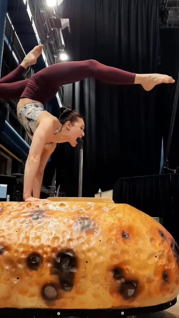 Video Circus Artist Practices Dangerous Contortion Stunt - Lihat di Y8.com